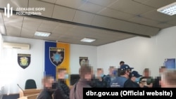 Кількох поліцейських Павлограда, включно з начальником відділку, підозрюють в тому, що вони «задля підвищення показників у роботі поліції змушували громадян вчиняти злочини»