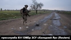 Військовослужбовець 93-ї ОМБр ЗСУ «Холодний Яр» йде повз залишки російського дрону-камікадзе біля Костянтинівки, 7 травня 2025 року