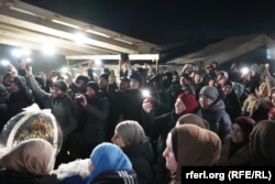 Кримчани зустрічають у Бахчисараї співвітчизників Ремзі Меметова, Зеврі Абсеїтова та Рустема Абільтарова з «першої бахчисарайської групи», які відбули покарання у російській в'язниці, 12 лютого 2025 року. Фото «Кримської солідарності»