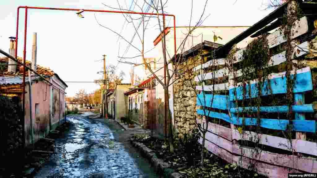 На одной из улиц ура-патриоты выкрасили деревянное ограждение в цвета российского флага