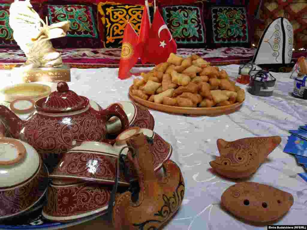 Уюштуруучулар бул жылы өзгөчөлөнүп көчмөн маданиятын тааныткан улуттук даамдарды дагы келген конокторго сунушташты.