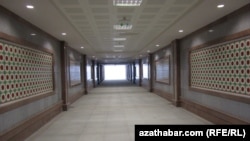 Aşgabatdaky ýerasty geçelgelerden biriniň görnüşi.Aşgabat, iýul, 2012.