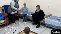 Анджелина Джоли во время поезда в Херсон, Украина, Фото 6 ноября 2025 года опубликовал фонд Legacy of War Foundation