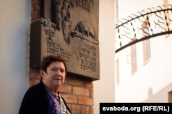 Дыяна Фэйнсод каля былога ўваходу ў горадзенскае гета