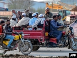 “Таблиг-и жамаат” уюмунун Пакистандын Райвинд шаарчасындагы ири жыйынынан таркап бара жаткандар. 13.3.2020.