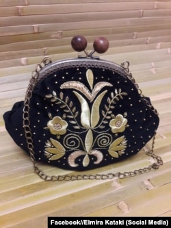 Бархатная сумочка с ручной вышивкой. «Я всегда ломаю голову над тем, чтобы сделать наше старинное достояние современным. Чтобы его увидели как можно больше людей, имели возможность познакомиться с нашей культурой», – говорит Эльмира