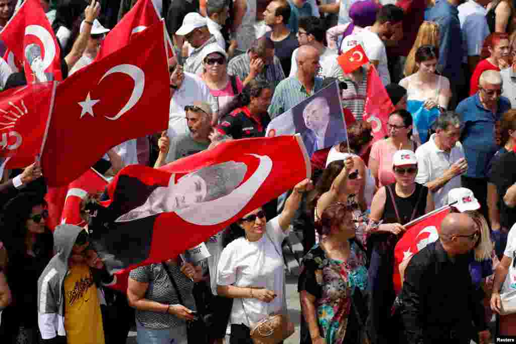 Сторонники Мухаррема Индже. Стамбул, 16 июня 2018 года.&nbsp;