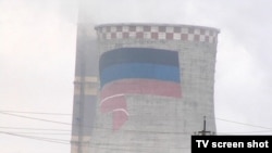 Прапор незаконного угруповання «ДНР» на градирні Зуївської теплоелектростанції, м. Зугрес, Донецька область