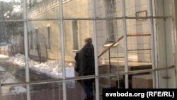 Від з турэманага вакна на вуліцу Валадарскага.