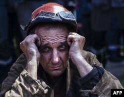 Український металург бере участь в антивоєнному мітингу в Маріуполі, травень 2014 року