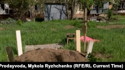 Магіла ў двары ў Пакроўску