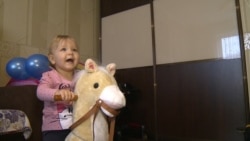 Милана с любимой игрушкой