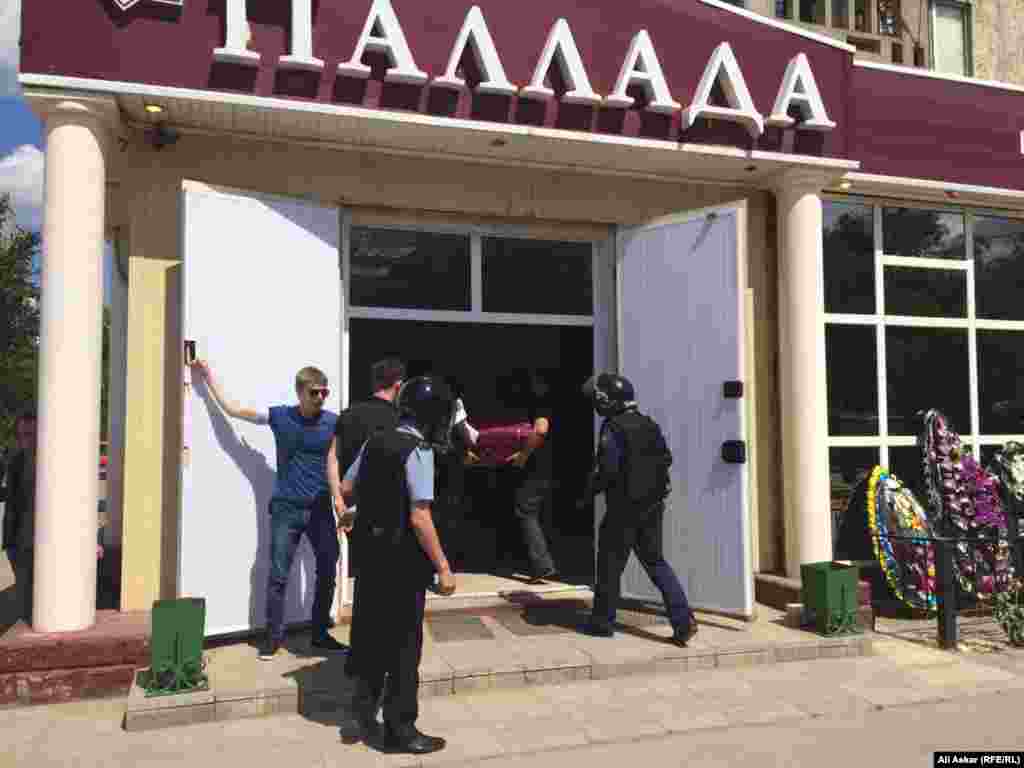 Продавец оружейного магазина &quot;Паллада&quot; Андрей Максименко был убит 5 июня на своем рабочем месте.