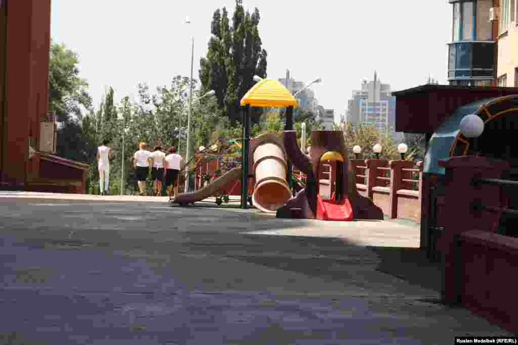 Двор в одном из новых микрорайонов. Алматы, 21 августа 2013 года.