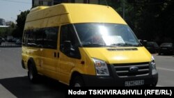 Правозащитник Лаша Чхартишвили считает, что у водителей нет особого выбора – из-за страха потерять работу они вряд ли будут перечить руководству компании и согласятся на установку радиоприемников