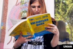 Учасниця зовнішнього незалежного оцінювання (ЗНО) з англійської мови в школі №80 в Харкові, 1 червня 2018 року