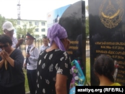 Женщины и дети у памятника полицейским. Поселок Шубаркудык, Актюбинская область, 22 июня 2012 года.