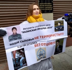 Пикетта күтәрелгән плакатларның берсе