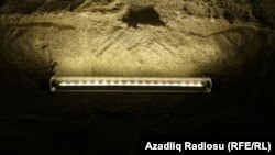 Daşları işıqlandıran işıq effekti.