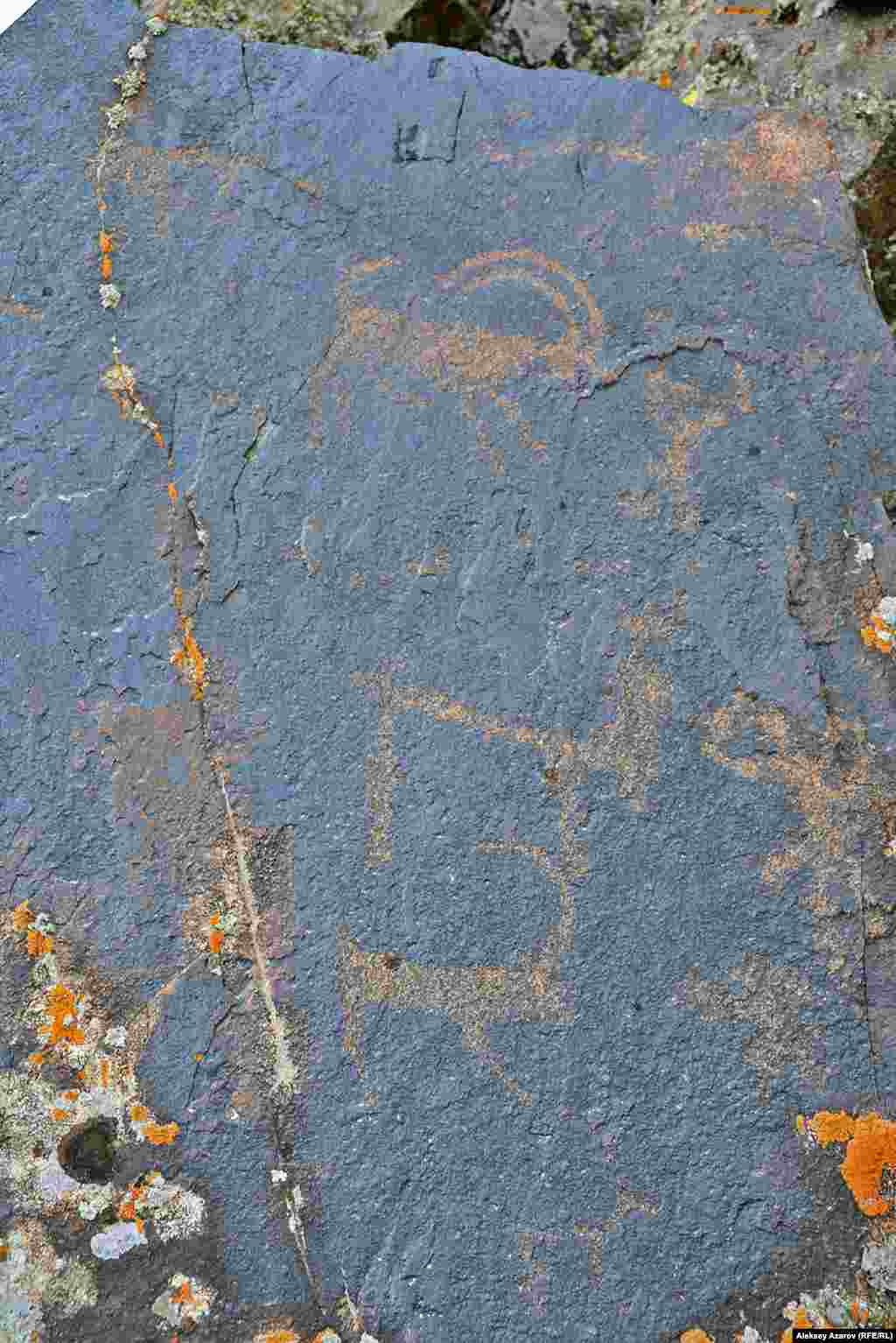 Вслед за студентами и волонтерами шел заместитель директора заповедника-музея &laquo;Иссык&raquo; Ермек Джасыбаев и нумеровал маркированные участниками экспедиции камни с рисунками. Получилось примерно 80. Затем участникам выдали планшеты с листами, разделенными на множество граф, и линейки. Каждый камень и каждый рисунок надо было описать: что изображено, в какую сторону направлено изображение, направление рисунка по отношению к сторонам света, размеры рисунка, угол наклона плоскости рисунка, свет рисунка и цвет фона. Волонтеру Алену Кудербаеву удалось найти камень с рисунками, изображающими сцену охоты: люди замахиваются оружием (предположительно, чекменем) на горных козлов.