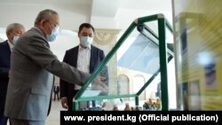 Президенттин милдетин аткаруучу, өкмөт башчы Садыр Жапаров Улуттук илимдер академиясында. 2020-жылдын 11-ноябры. 