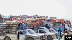 موترهای حامل مهاجرین افغان اخراج شده از پاکستان که منتظر عبور از گذرگاه‌ها هستند. (تصویر آرشیف)