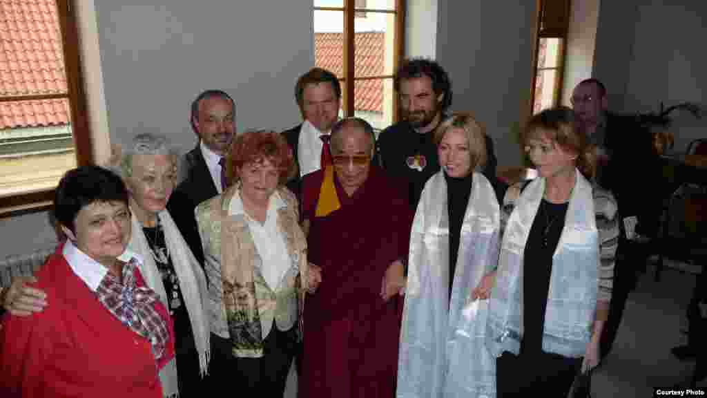  Министр Чехии Джамиля Стехликова (крайняя слева) во время встречи с духовным лидером Тибета Далай Ламой. -  Джамиля Стехликова во время встречи с духовным лидером Тибета Далай Ламой.