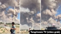 Кадры пытающихся покинуть Арысь жителей на фоне облака дыма от разрывающихся боеприпасов. Туркестанская область, 24 июня 2019 года.
