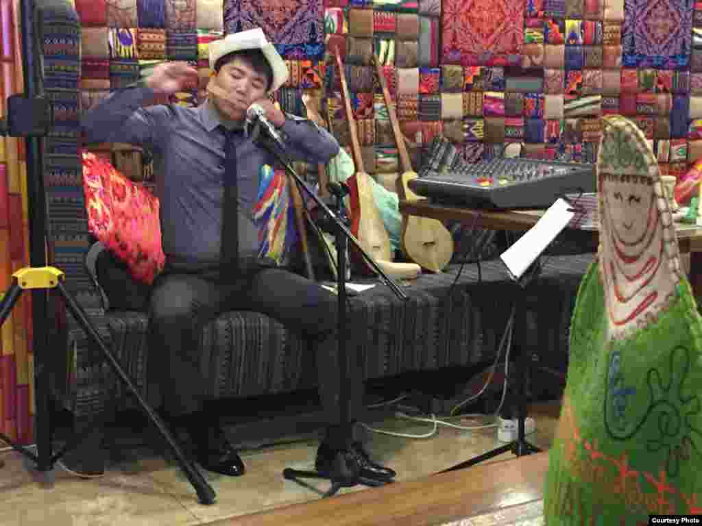 &quot;Искусство&quot;. Сүрөт Бишкектеги &quot;Нават&quot; кафесинде сентябрь айында тартылган. Автору Бегимай Сатаева.&nbsp;