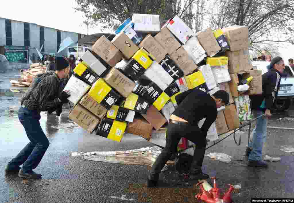 Пожар охватил площадь около 3-3,5 тысяч квадратных метров.