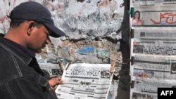 Карачиде талиптердин башчыларынын бири кармалганын жергиликтүү калк да гезиттер аркылуу билди 