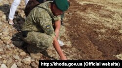 Міжвідомча робоча група щодо визначення екологічної ситуації на Херсонщині бере проби з кислотного накопичувача. В МінТОТ переконані, що незаконне виробництво та збут хімічної продукції на окупованому півострові загрожує як його мешканцям, та і українцям на материку