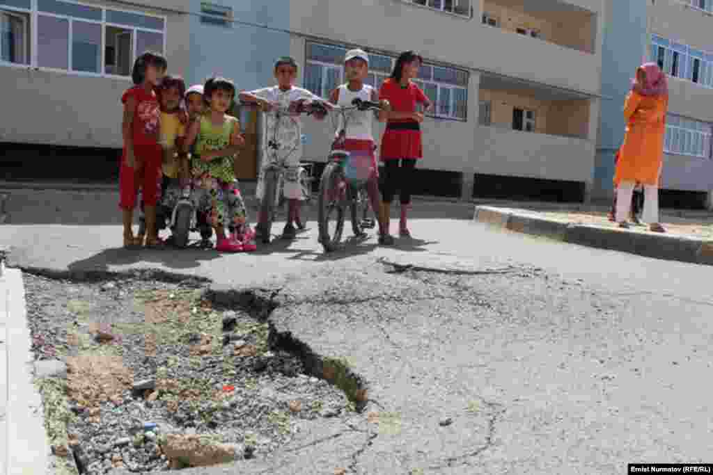 Kyrgyzstan -- Residents of newly built houses complaint on the quality of construction, Osh, 1August2012