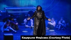 Віктар Жыбуль як Страх у спэктаклі «8 пачуцьцяў». Фота Кацярыны Фяцісавай