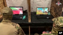 Расейскія вайскоўцы трэнуюцца ў кіраваньні вайсковымі дронамі ў неназваным месцы. 26 траўня