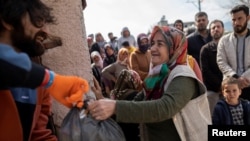 Երկրաշարժից տուժած բնակիչները հերթ են կանգնել մարդասիրական օգնություն ստանալու համար, արխիվ, Հաթայ, 22 փետրվարի, 2023թ. 