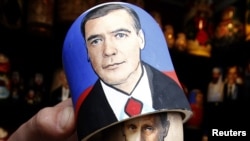 Матрешка с изображением Дмитрия Медведева и Владимира Путина