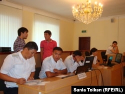 Прокуроры на суде по делу оппозиционных деятелей Акжаната Аминова, Серика Сапаргали и Владимира Козлова. Фото с сайта Lada.kz. Актау, 16 августа 2012 года.