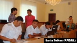 Владимир Козлов, Серік Сапарғали және Ақжанат Әминовтің сотындағы прокурорлар. Ақтау, 16 тамыз 2012 жыл.  