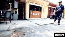 Policija na mestu napada ispred kafića "Makijato", Žitište, 2.7.2016.