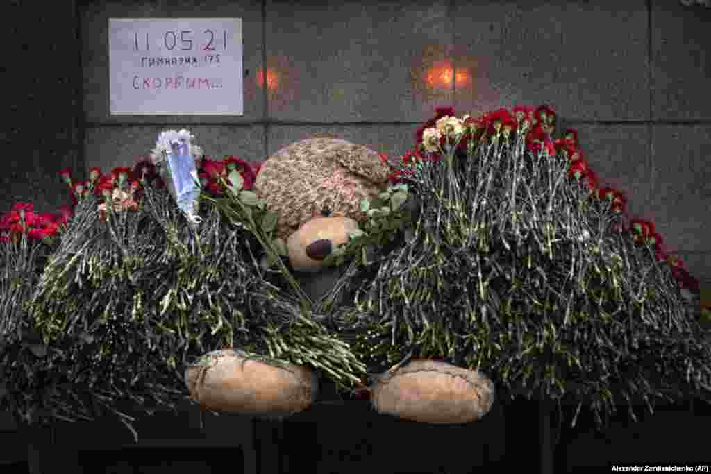 Плюшевий ведмедик і квіти з плакатом &laquo;11.05.21, Школа №175. Сумуємо&raquo; в пам&#39;ять про вбитих школярів у Казані у представництві Татарстану в Москві