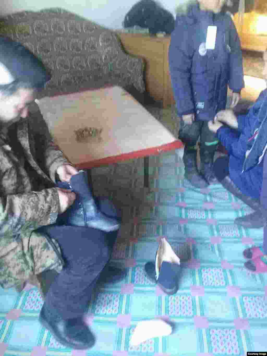 Родители рассматривают одежду для детей, купленную на деньги, перечисленные казахами во Франции.