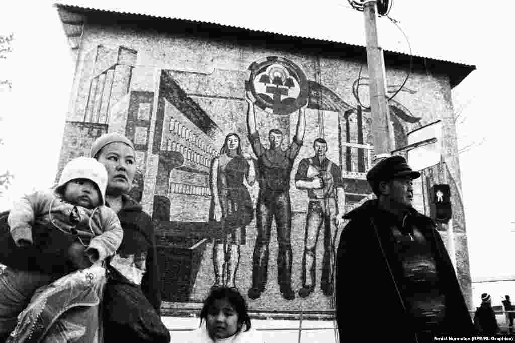 &nbsp;На стенах многих зданий сохранились высеченные советские лозунги &laquo;Пролетариаттар бириккиле&raquo;, &laquo;Эмгекти сүйгүлө&raquo;, &laquo;Улуттар ынтымакта болгула&raquo;. Они не утрачивают актуальности, потому что - о вечном.&nbsp;