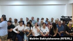 АЭС референдумы қарсаңында ұсталған белсенділер соты. Сот үкіміне келгендер. Алматы, 26 тамыз 2025 жыл.