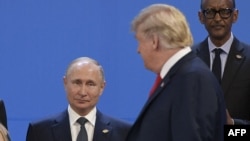 ABŞ-nyň prezidenti Donald Tramp Russiýanyň lideri Wladimir Putine garaýar. (arhiw suraty)