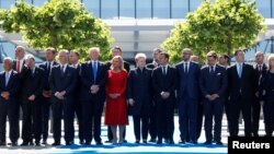 НАТО өлкөлөрүнүн лидерлери альянстын Брюсселдеги жаңы баш кеңсеси алдында. 25-май, 2017-жыл.