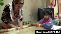 Таджикская бизнес-леди Шахноз Комилзода учит свою дочь Мумтаз готовить манты. Душанбе, 5 марта 2013 года