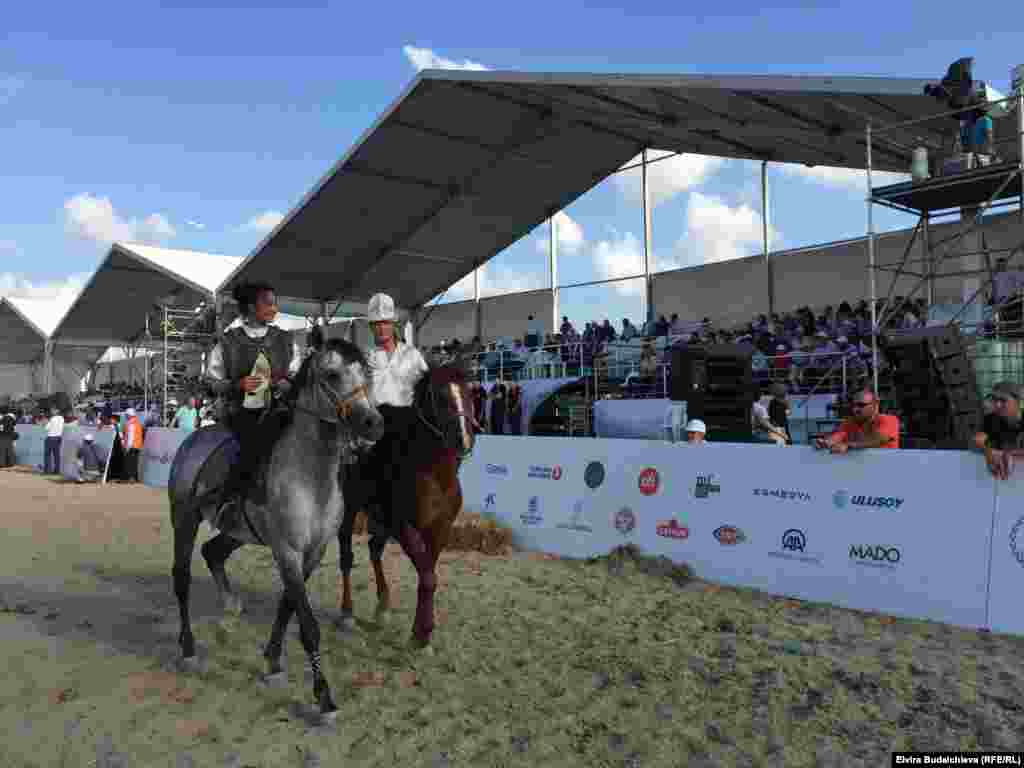 Фестивалда шоу программаларына 100дөн ашуун ат колдонулду.