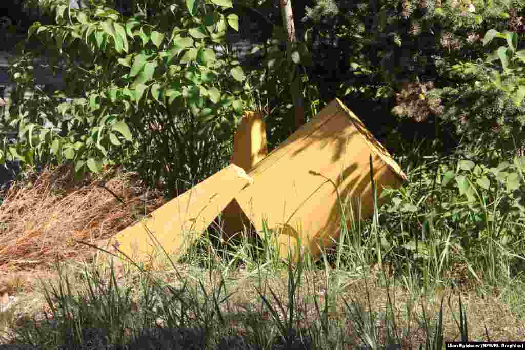 Бул Жогорку Кеңештин эс алуу жайы болгон &quot;Алтын-Көлдүн&quot; таштанды кутусу. Башкалар сыяктуу эле бул пансионаттын деле туристтик сезонго даярдыгы анча байкалбайт. Экотехинспекция бул эс алуу жайына да саркынды сууларды чыпкалоочу жайы иштебегендиктен эскертүү берген.