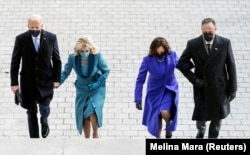 Джо Байден із дружиною Джилл, Камала Гарріс із чоловіком Даґом Емгофом після інавгурації Байдена, 20 січня 2021 рокуі